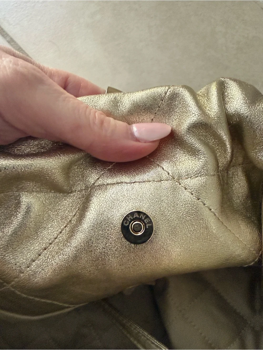 CHANEL 2022 🦄 Metallic Gold Quilted Drawstring Shoulder Bag with Chain